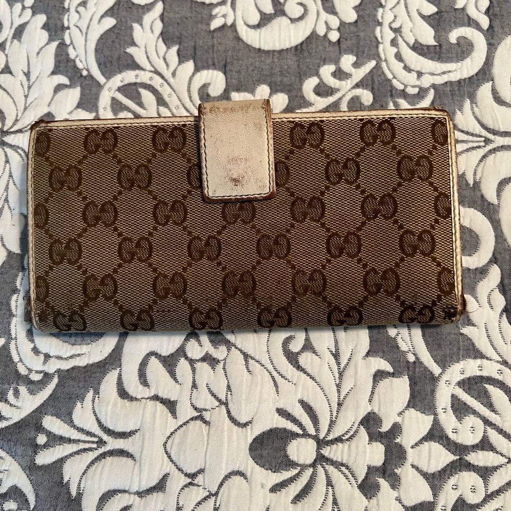 Gucci Pelham Continental wallet. Cream leather w signature canvas, brass buckle.